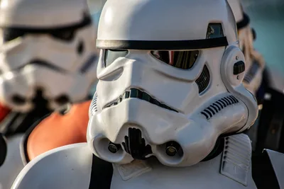 Primer plano del casco de un soldado imperial, con otros cascos desenfocados alrededor.