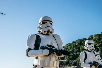 Dos soldados imperiales vistos desde abajo, contra el cielo azul y el verde de Urgull.