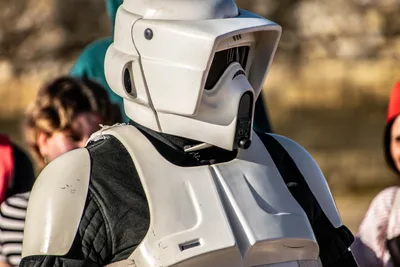 Un soldado explorador imperial, de casco blanco con visera, entre el público de la playa.