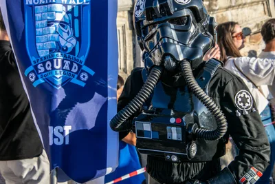 Un piloto de caza TIE junto al estandarte azul de la North Wall Squad de la Legión 501.