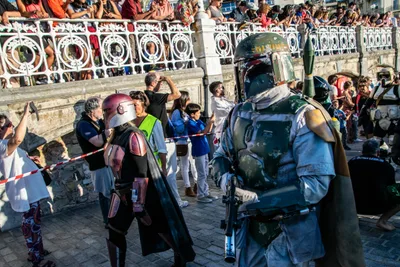 Una mandaloriana y Boba Fett desfilan delante de la barandilla de La Concha, llena de gente mirando.