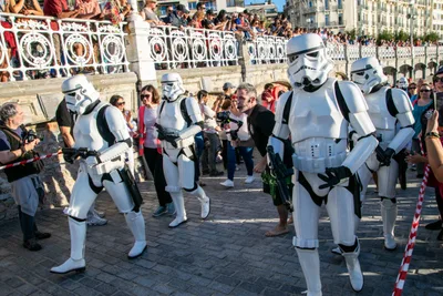 Soldados imperiales desfilan por el paseo de La Concha entre el cordón y el público que los fotografía.