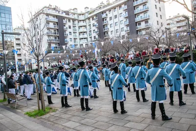 Los soldados de espaldas, con los faldones celestes, formados ante los bloques de pisos del barrio.