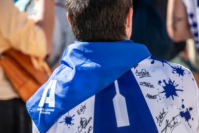 La espalda de una camiseta del club llena de firmas de las remeras.