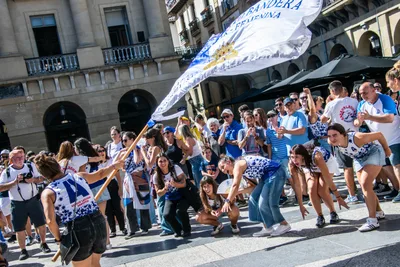 La bandera femenina barre el aire sobre la gente, que se agacha a su paso.