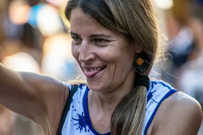 Una mujer con la camiseta del club sonríe sacando la lengua.