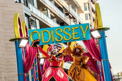 Carroza con el rótulo «Odissey» y dos figuras de rojo y dorado sobre ella.