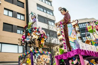 Carroza cubierta de peluches de arriba abajo, con dos figuras subidas en lo alto.