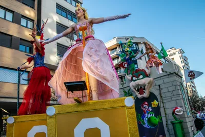 Carroza de videojuego: una figura con vestido rosa de pie sobre un bloque pintado.