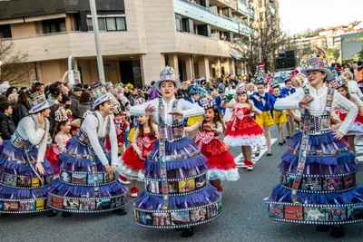 Comparsa de cine: faldas forradas de fotogramas y sombreros de rollo de película.