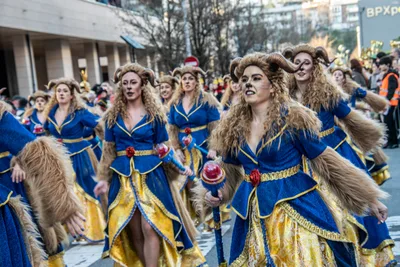Comparsa de la Bestia: vestido azul y amarillo, melena rubia y cuernos.