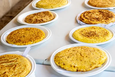 Tortillas de cerca, unas muy tostadas y otras pálidas, cada una en su plato.