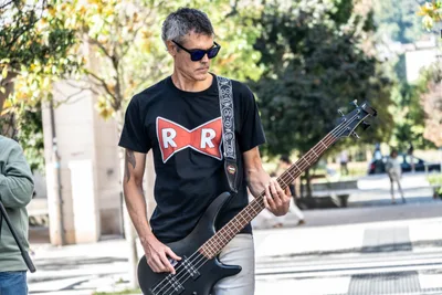 El bajista, con gafas de sol y la camiseta del lazo rojo con las dos erres del grupo.