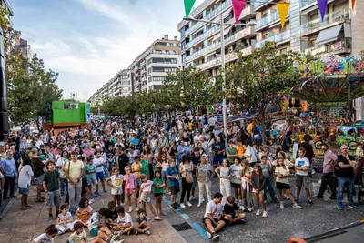 Desde el escenario, la avenida de Barcelona llena hasta las atracciones de feria.