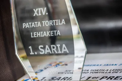 El trofeo de cristal del primer premio del concurso de tortilla: «XIV. Patata tortila lehiaketa · 1. saria».