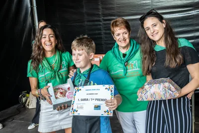 El ganador del Riberas Chef con su diploma y su regalo, entre tres mujeres de la comisión.