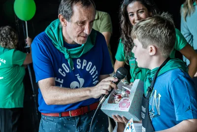 El presentador le acerca el micrófono al chico que ha ganado para que cuente qué ha preparado.