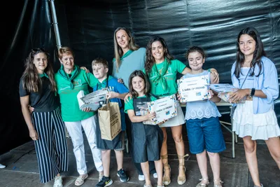 Los premiados del Riberas Chef posan con la comisión en el escenario.