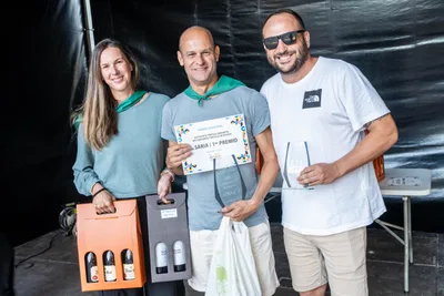 Los premiados del concurso de tortilla con sus diplomas, sus trofeos y los lotes de vino.