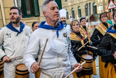 Dos cocineros tocan el barril, con las mujeres del mantón justo detrás.
