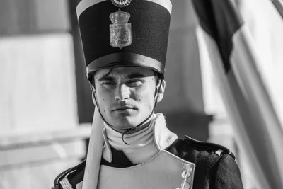 Retrato en blanco y negro de un gastador joven con chacó y correaje blanco.