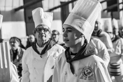 Dos cocineros en blanco y negro, uno de ellos muy joven, con el escudo del Círculo Riojano en la chaquetilla.