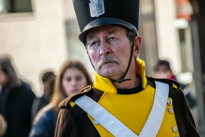 Retrato de un gastador mayor, con bigote blanco y el chacó ladeado.