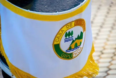 Detalle del faldón de un tambor con el escudo de la Casa de La Rioja en Gipuzkoa y el fleco dorado.