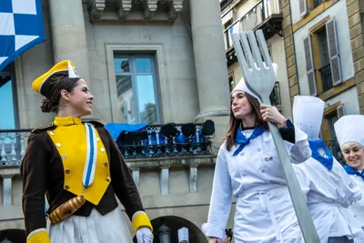 Una cantinera y una cocinera con un tenedor gigante, en la Plaza de la Constitución.