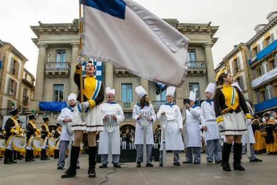 La Plaza de la Constitución con la compañía formada y la bandera en alto.