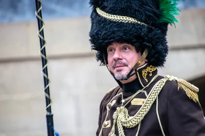 Retrato del tambor mayor con el gorro de piel y el bastón, en la plaza.